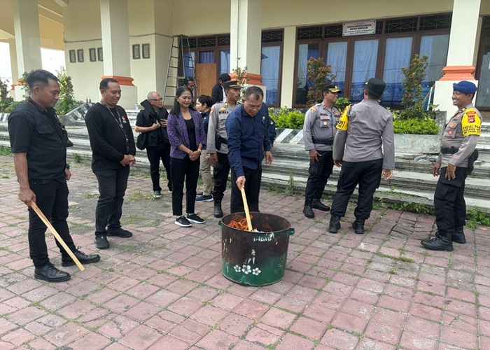 Pemusnahan kelebihan surat suara oleh KPU Klungkung.