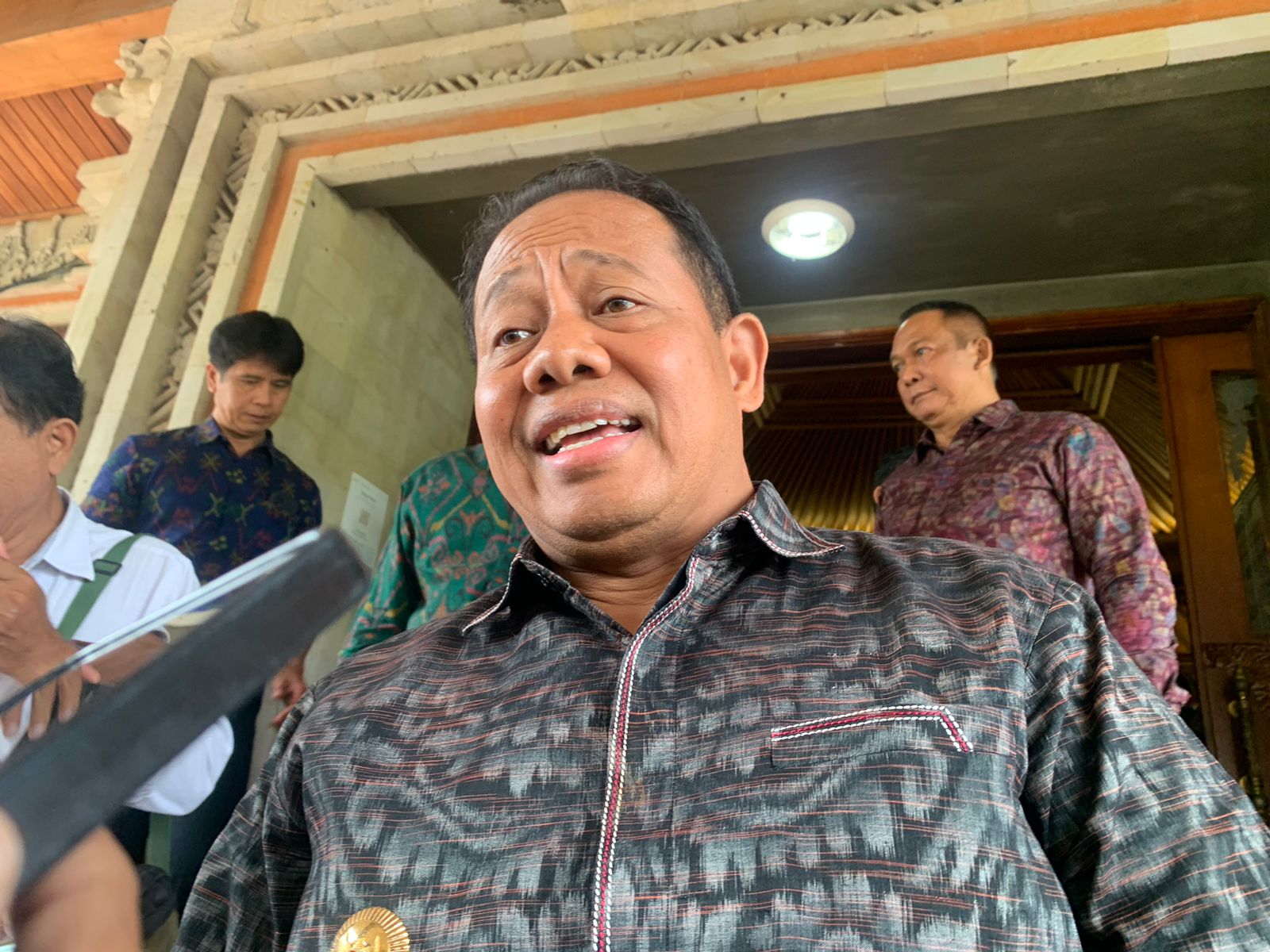 PESTA DEMOKRASI: Penjabat (Pj) Gubernur Bali, Sang Made Mahendra Jaya saat diwawancarai usai menghadiri Rapat Paripurna DPRD Bali, Selasa (26/11).