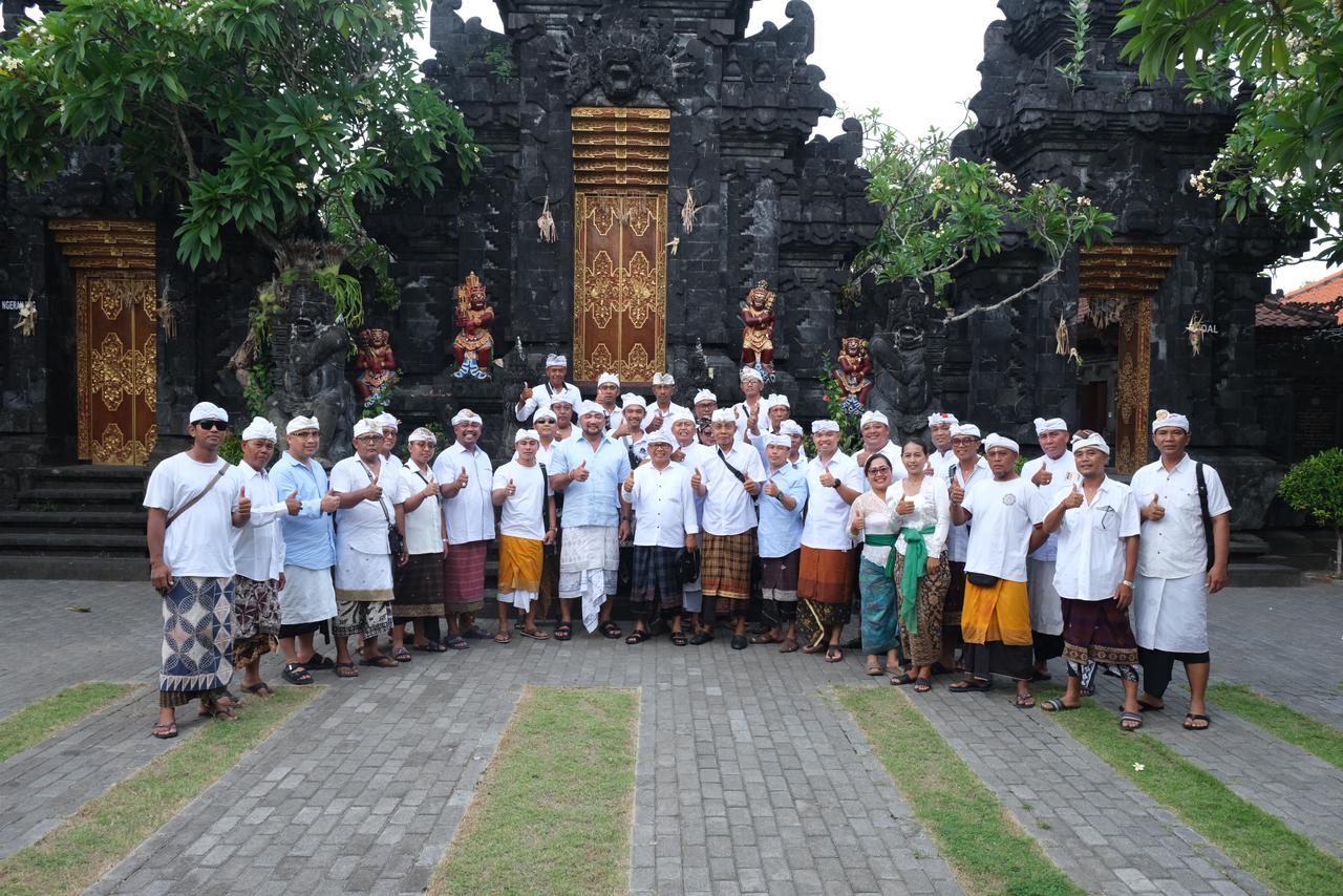 MASA TENANG: Calon Gubernur Bali nomor urut 01, Made Muliawan Arya alias De Gadjah mengunjungi Pura Mutering Jagat Dalem Sidakarya, Denpasar Selatan