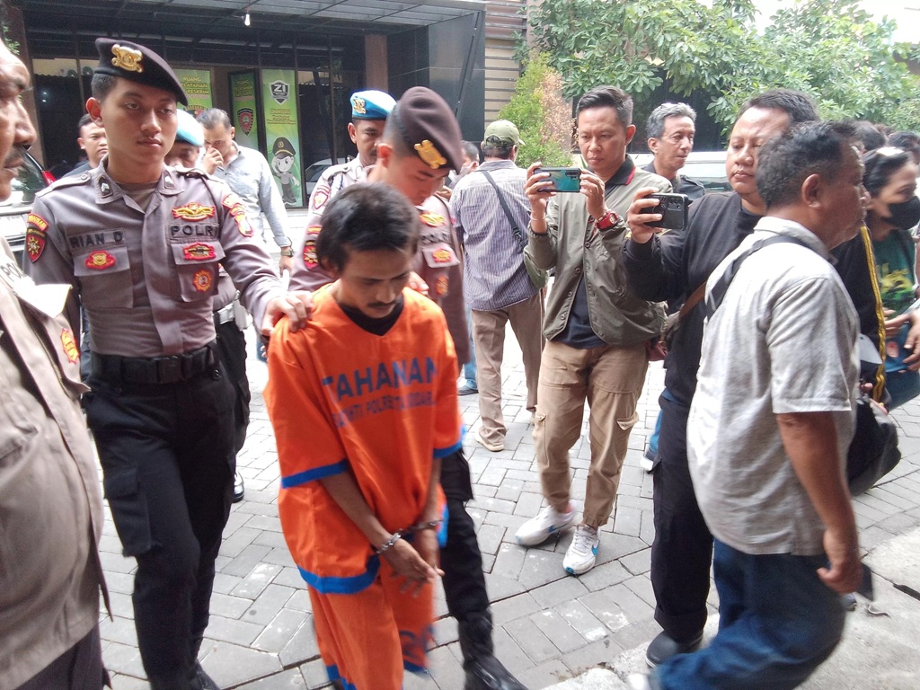 DURHAKA: Hendrikus Kurniawan saat digelandang di Mako Polresta Sidoarjo, Senin (25/11). (DIKY PUTRA SANSIRI/RADAR SIDOARJO)