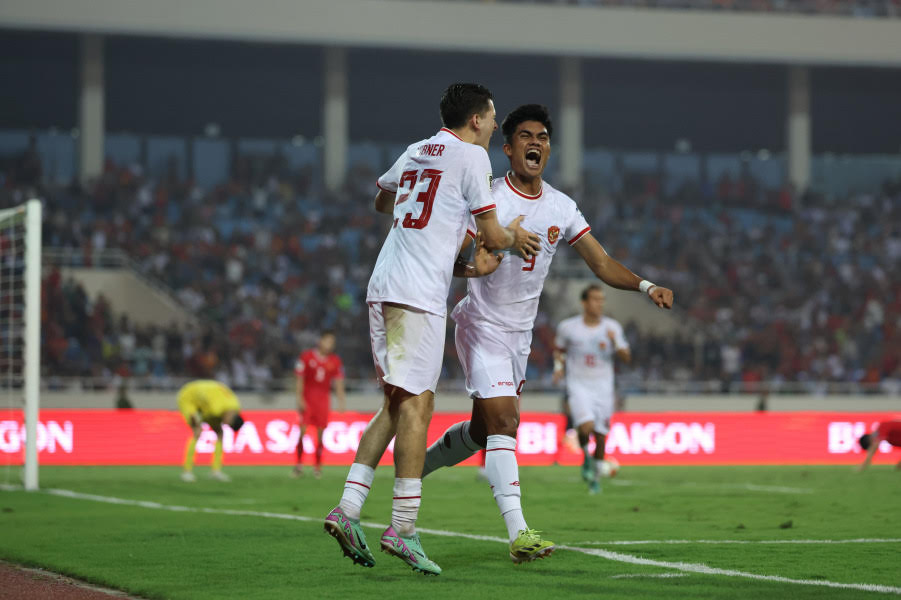 Striker Timnas Indonesia, Ramadhan Sananta (kanan) saat mencetak gol ke gawang Vietnam di Stadion My Dinh, Hanoi dalam ronde kedua Kualifikasi Piala Dunia 2026 Zona Asia lalu.