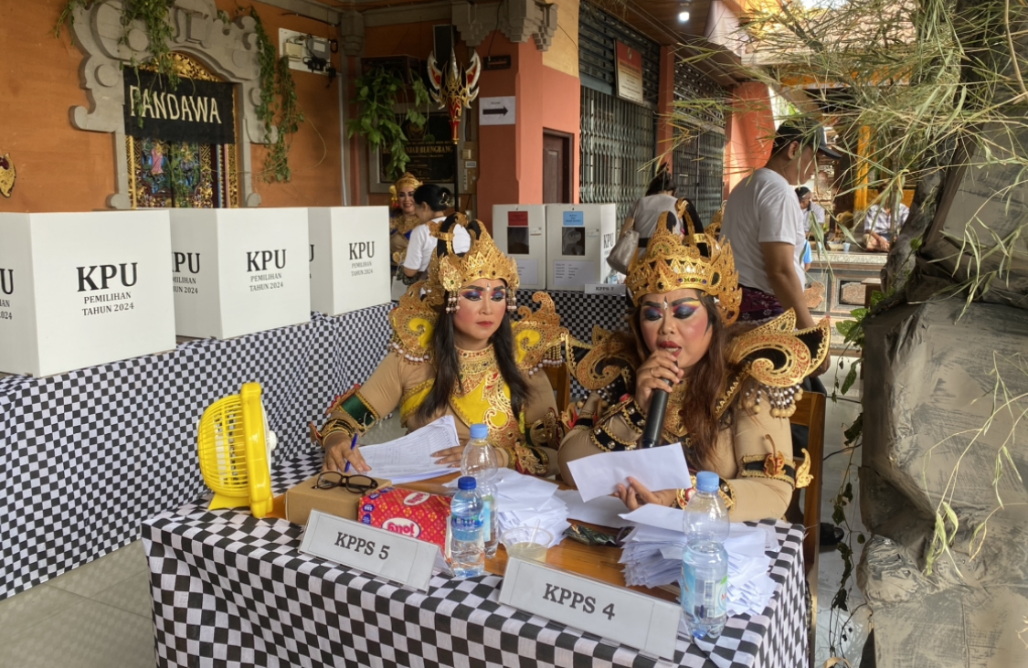 UNIK: KPPS di Banjar Blungbang, Desa Penarumgan, Mengwi berkostum Mahabarata dalam pencoblosan Pilkada 2024, Rabu (27/11).