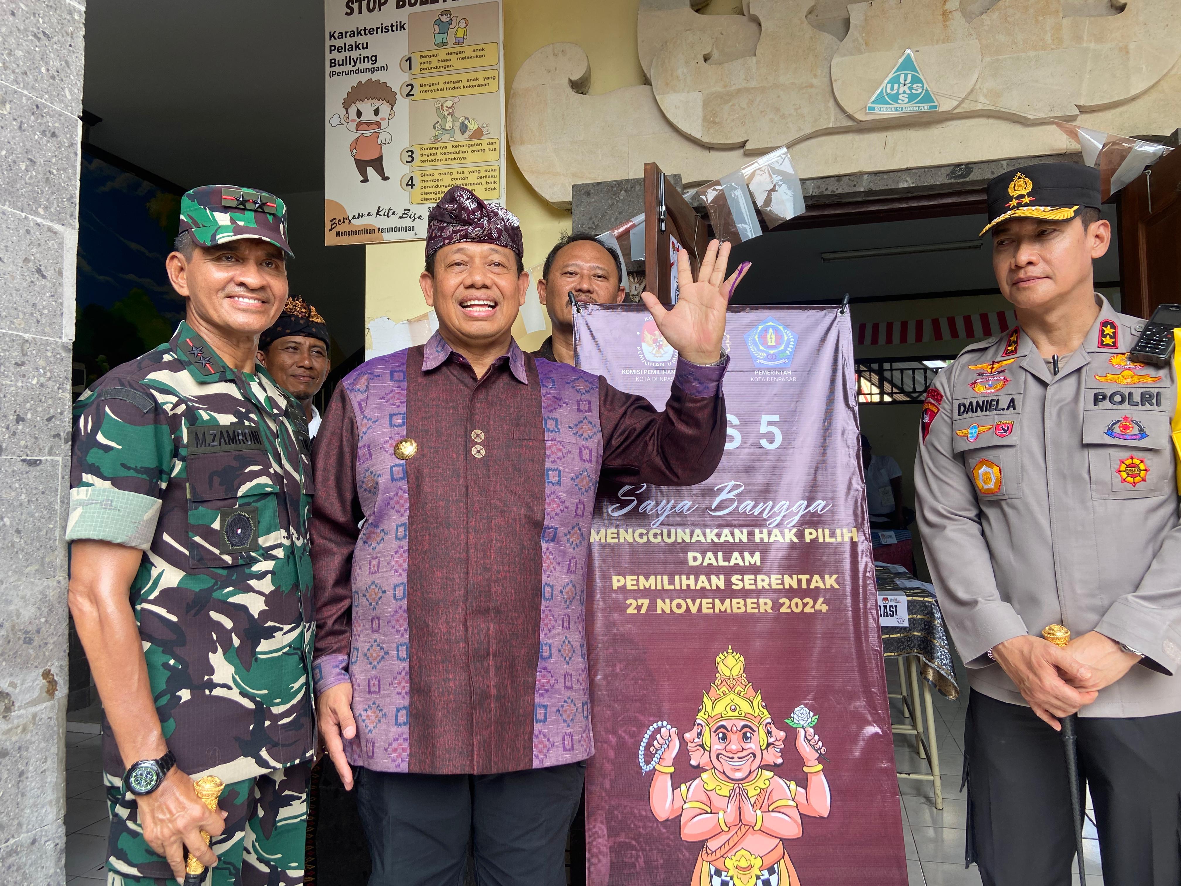 BERJALAN LANCAR: Penjabat (Pj) Gubernur Bali S M Mahendra Jaya saat diwawancara usai nyoblos di TPS 5 SDN 14 Dangin Puri, Denpasar, Rabu (27/11).