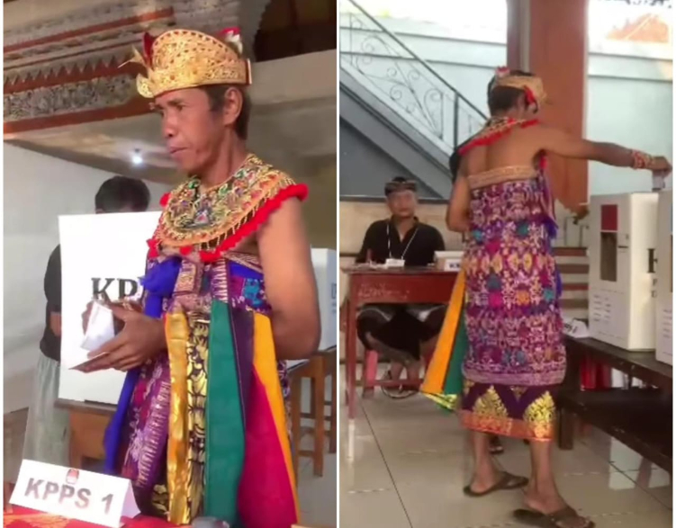Seorang warga datang ke TPS dengan menggunakan kostum Jaya Prana
