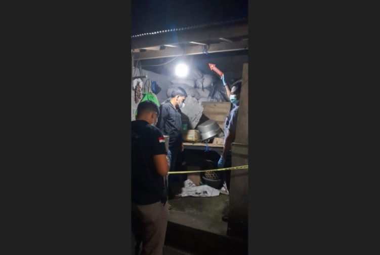 seorang petani I Ketut Mosog ,64, ditemukan tewas gantung diri di gudang rumahnya Banjar Salak, Desa Keliki, Kecamatan Tegalalang Selasa (26/11).