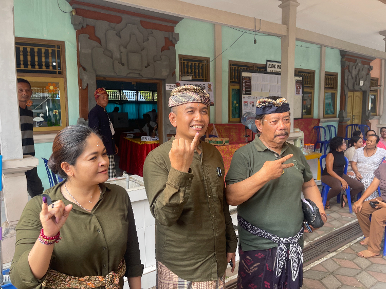 Calon Wakil Bupati Jembrana, nomor urut 2, I Gede Ngurah Patriana Krisna (Ipat) menggunakan hak pilihnya di TPS 05, Kelurahan Tegalcangkring, Kecamatan Mendoyo, Rabu (27/11/2024).