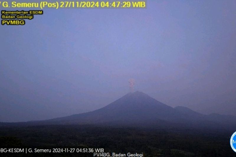 Gunung Semeru erupsi dengan letusan setinggi 1 kilometer pada Rabu (27/11/2024) pagi.