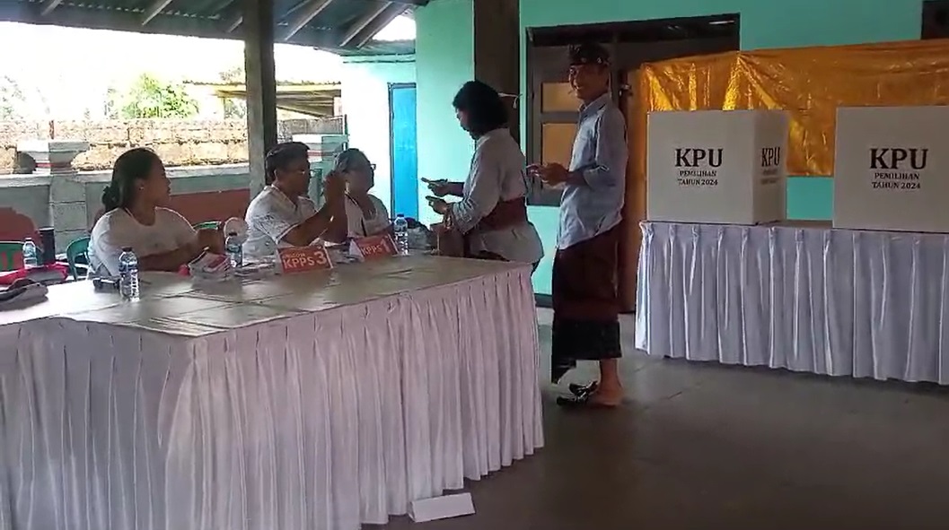 Calon Wakil Bupati Buleleng, Nomor Urut Satu, Dr. Gede Suardana saat menyalurkan hak suaranya di TPS 08 Desa Sambangan