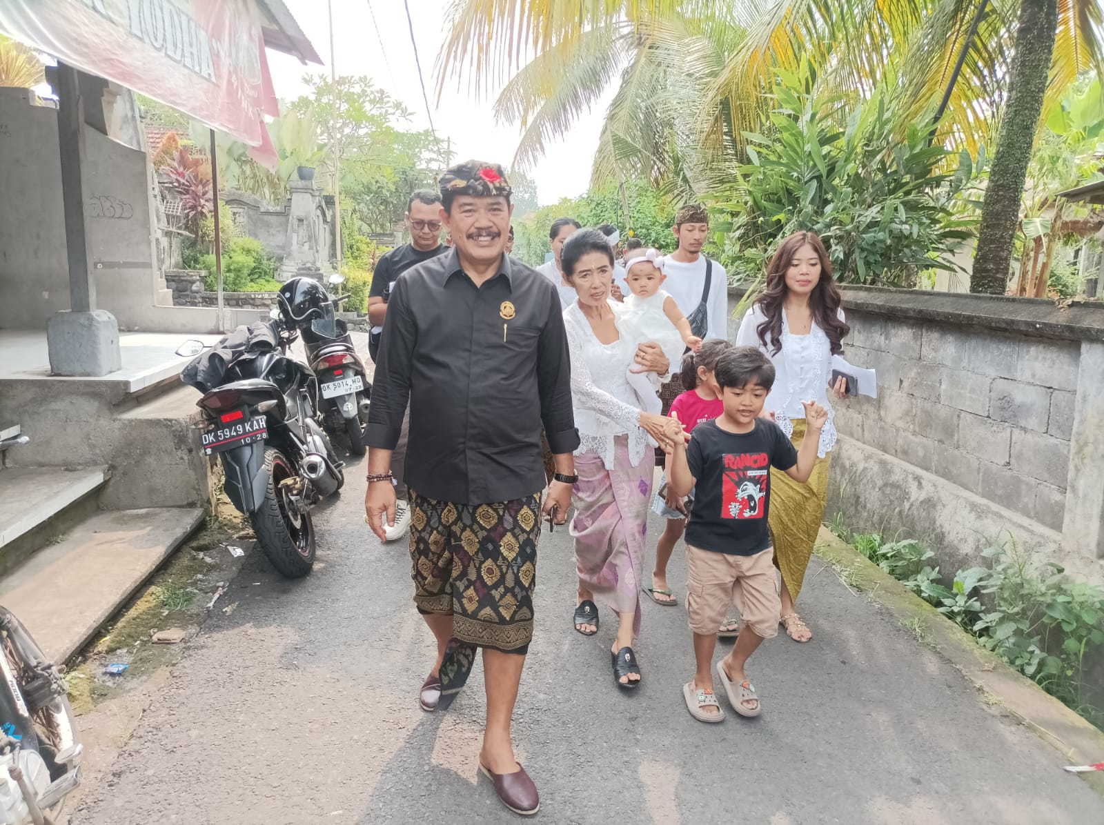 ANUGERAH : Calon Bupati Klungkung Nomor Urut 1 I Made Kasta saat menuju TPS bersama keluarganya.