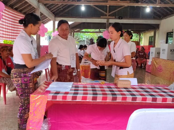 Anggota KPPS perempuan yang bertugas di TPS 1 Desa Sembiran, Buleleng.