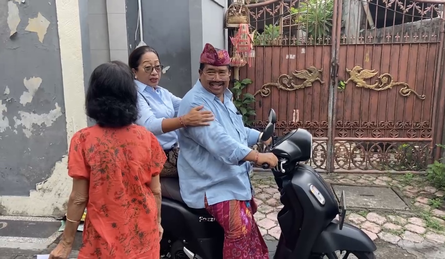 NYOBLOS: Putu Agus Suradnyana (PAS), menggunakan hak pilihnya pada Pemilihan Kepala Daerah (Pilkada) Serentak 2024 di TPS 009 Dauh Puri Kelod, Rabu (27/11).