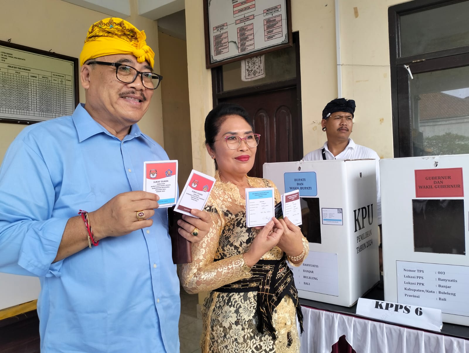 Calon Bupati Buleleng nomor urut satu, Dr. Nyoman Sugawa Korry saat menggunakan hak suaranya di TPS 03 Banyuatis, Kecamatan Banjar.