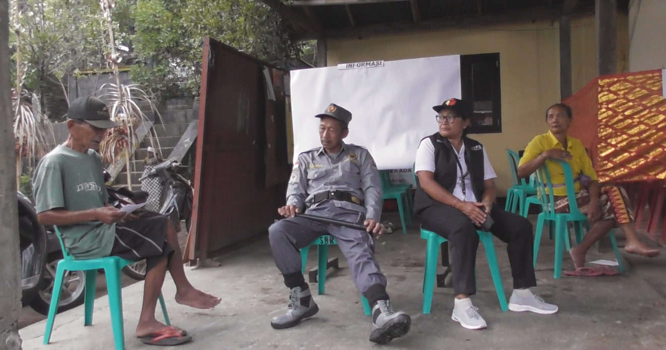 Wayan Wisama sedang menunggu giliran untuk nyoblos di TPS 1 Desa Sembiran, Buleleng.