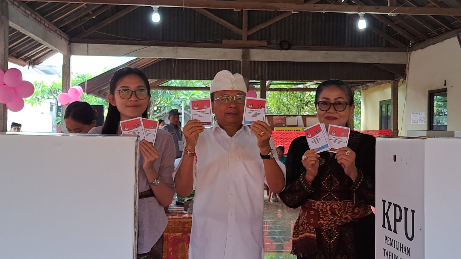 Wayan Koster bersama keluarga mencoblos di TPS 1 Desa Sembiran, Kecamatan Tejakula, Buleleng.