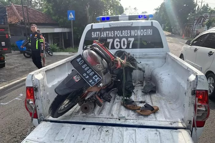 EVAKUASI: Polisi mengamankan sepeda motor yang terlibat kecelakaan hingga membuat pengendara tewas usai suruduk truk.