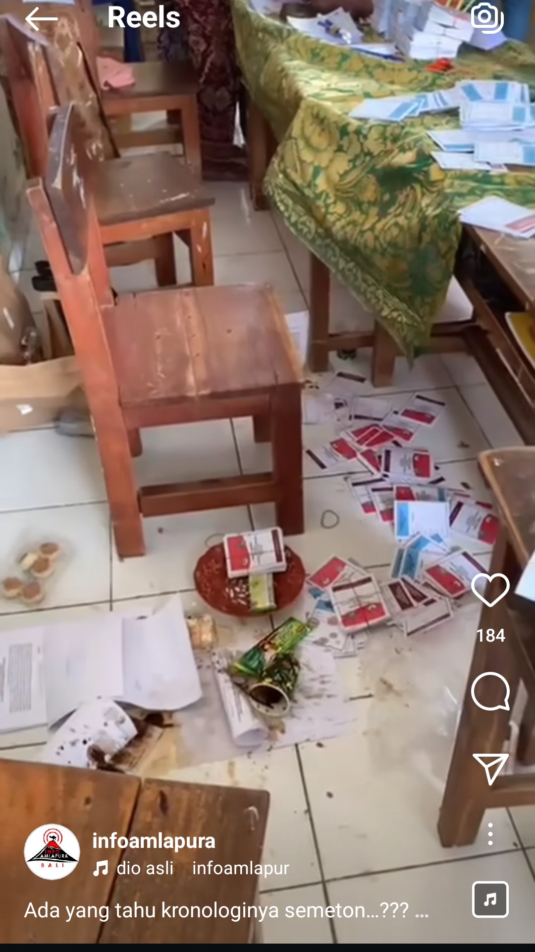 RUSAK: Beberapa surat suara di TPS 9 Desa Tianyar, Kubu, Karangasem rusak karena ketumpahan kopi lantaran meja petugas KPPS ditendang.