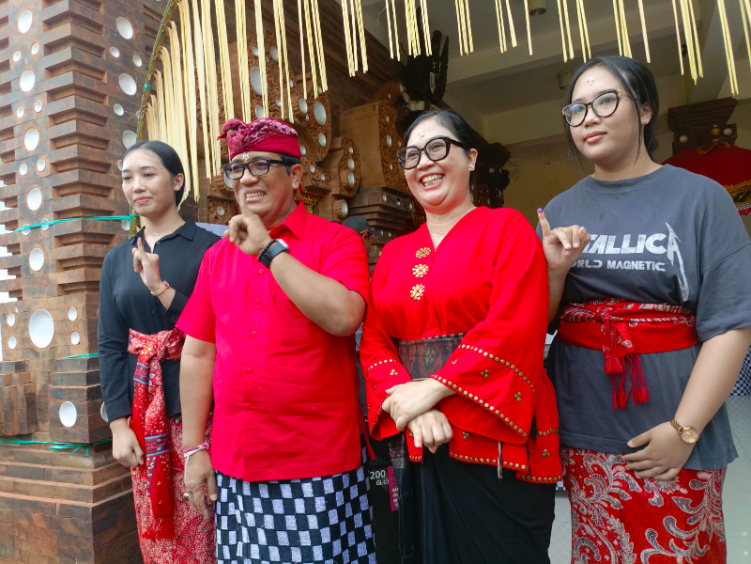 Calon Bupati Petahana, Komang Gede Sanjaya sesuai mencoblos di TPS 005 jalan Teratai Dauh Pala Tabanan.