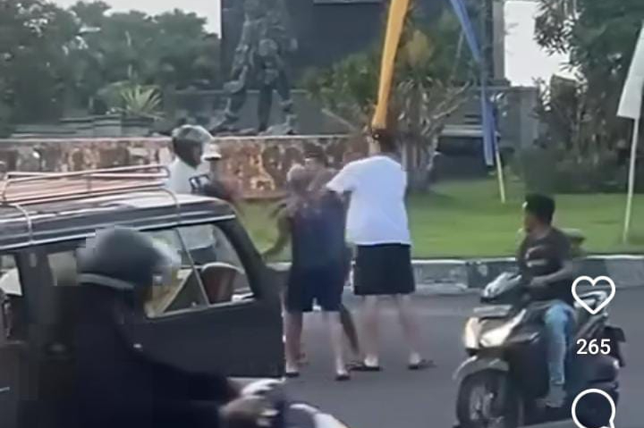 Viral aksi bule terlibat baku hantam di Uluwatu