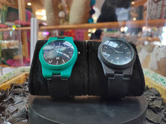 Produk olahan sampah plastik berupa jam tangan yang dibuat oleh Eka Darmawan bersama Mulya Pradipta.