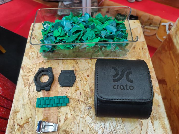 Bahan baku yang digunakan untuk membuat jam tangan dari sampah plastik.