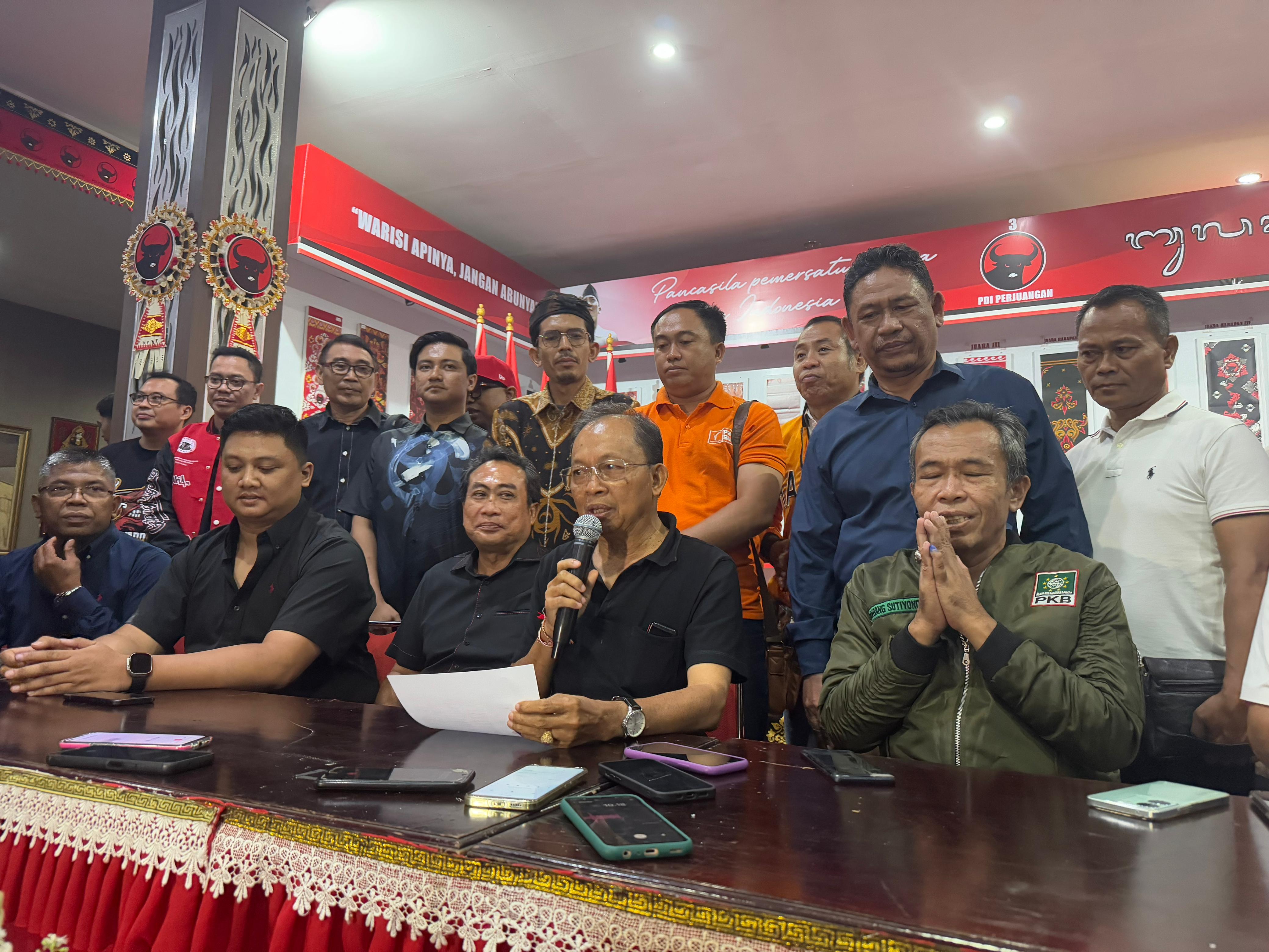 BERSYUKUR: PDI Perjuangan bersama partai pengusul pada konferensi pers di Kantor DPD PDIP Bali, Rabu (27/11)