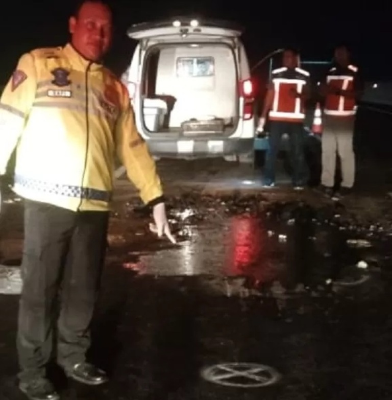 OLAH TKP: Anggota unit laka Satlantas Polres Gresik saat melakukan oleh TKP kecelakaan di Jalan Tol KLBM KM 24 + 100 B, Desa Jono, Kecamatan Cerme, Kabupaten Gresik. (Yudhi Radar Gresik)