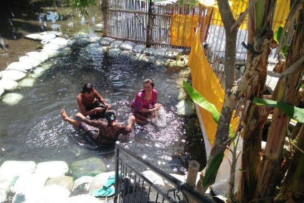 Tirta Sudamala di Desa Adat Sidayu Nyuhaya, Kecamatan Banjarangkan, Klungkung, Bali, semakin ramai disambangi pengunjung.