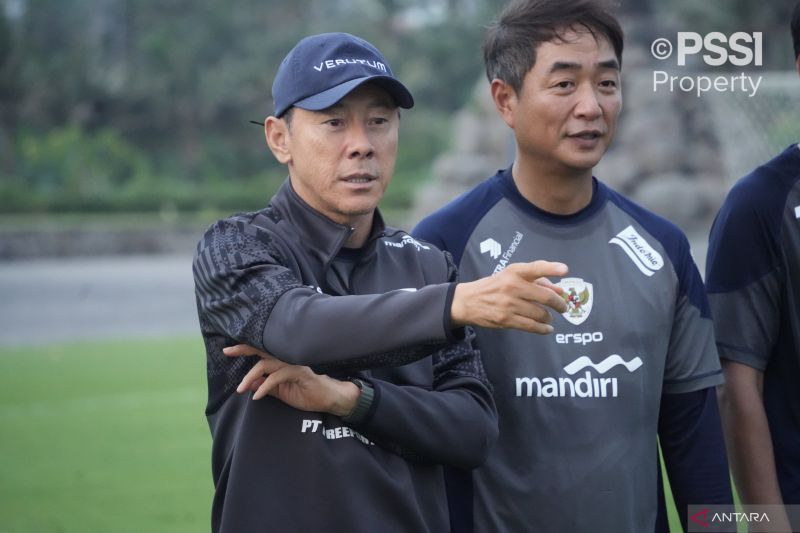 Pelatih timnas Indonesia Shin Tae-yong saat memimpin pemusatan latihan (TC) untuk persiapan ASEAN Mitsubishi Electric Cup 2024 atau Piala AFF 2024 di Bali, Kamis (28/11/2024).