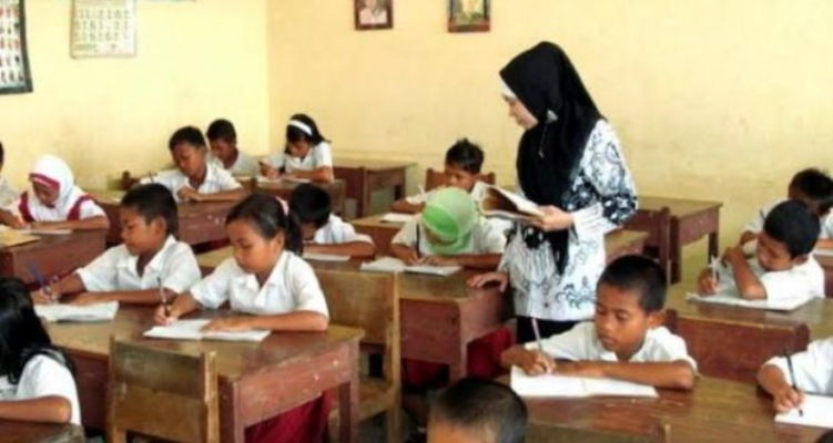 Presiden  Prabowo umumkan kenaikan gaji guru tahun 2025