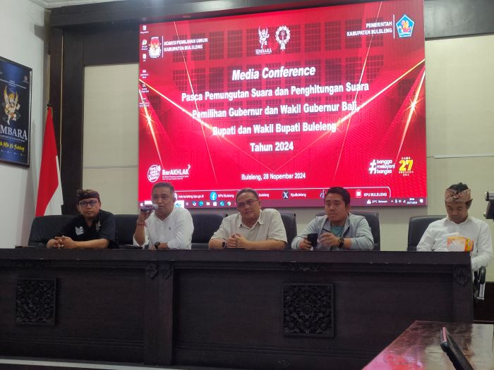 Ketua KPU Bali I Dewa Agung Gede Lidartawan saat melakukan konferensi pers bersama KPU Kabupaten Buleleng.