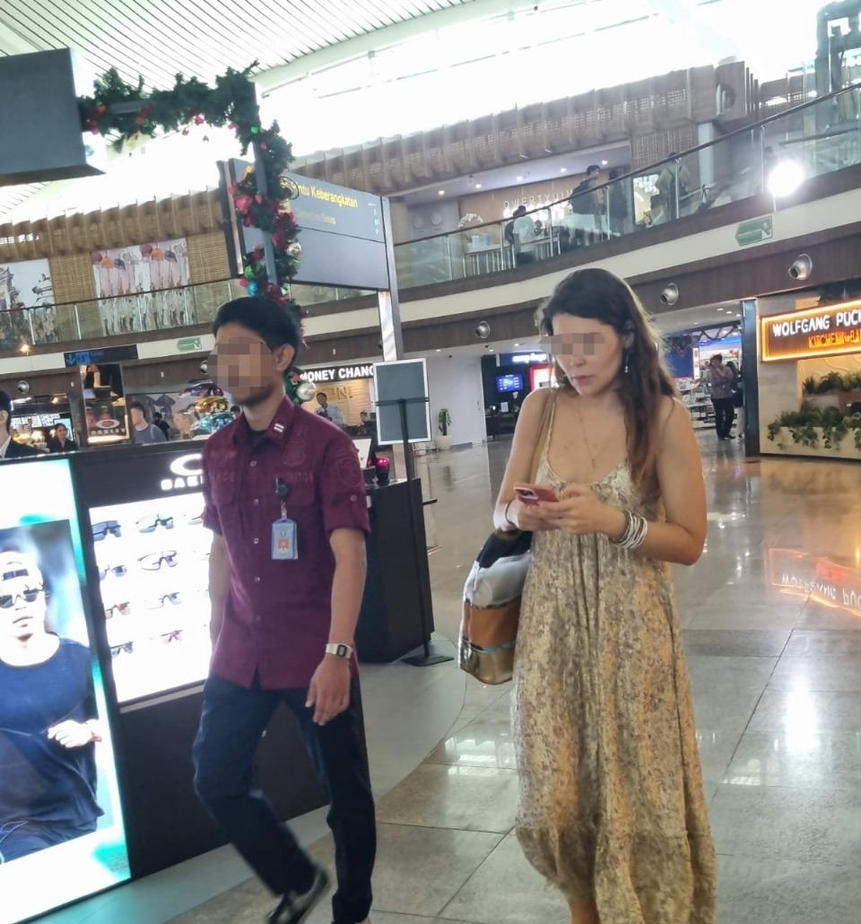 Pengacara cantik asal Brasil yang jadi PSK di Bali dideportasi melalui Bandara Internasional I Gusti Ngurah Rai (Bali Express/Rudenim Denpasar)
