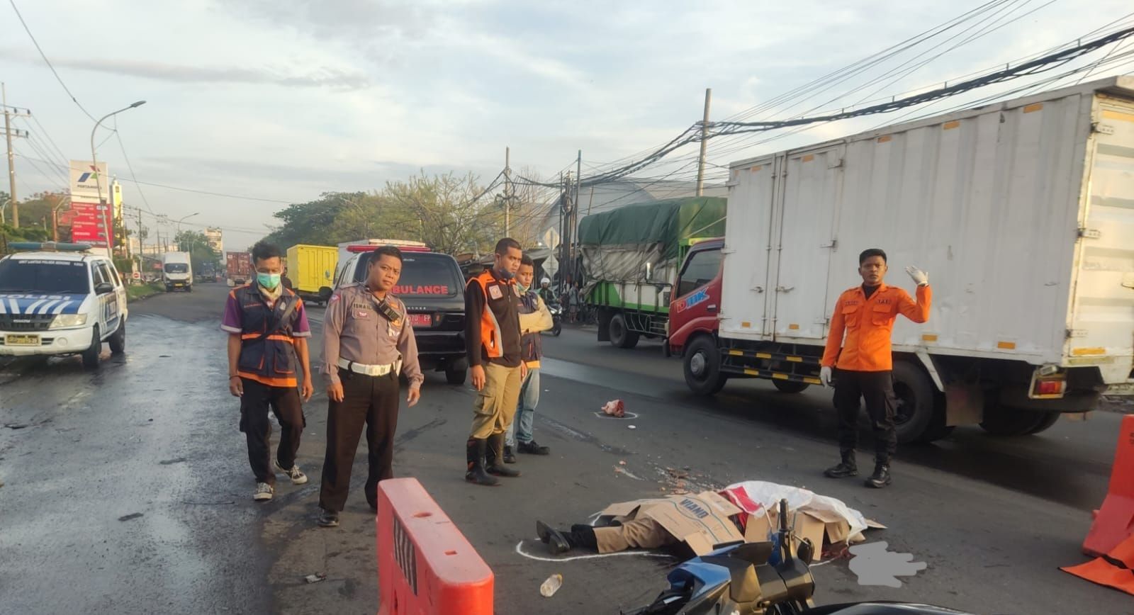NAHAS : Kondisi mayat korban Kasiaji tergeletak ditutup kardus di Jalan Tambak Osowilangun, Surabaya Jumat (29/11). (Foto: Istimewa)