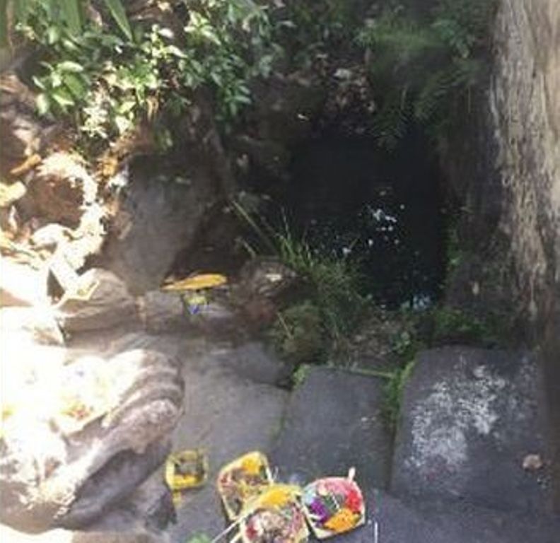 Sumur ajaib Pura Taman Dalem Majapahit yang terletak di Banjar Dadakan, Desa Peguyangan Kaja, Denpasar, Bali