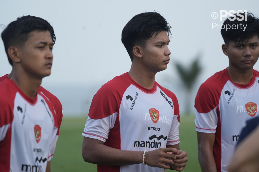 Bek muda Bali United Kadek Arel Priyatna  saat latihan bersama rekannya Timnas Indonesia jelang AMEC 2024, Kamis (28/11/2024).