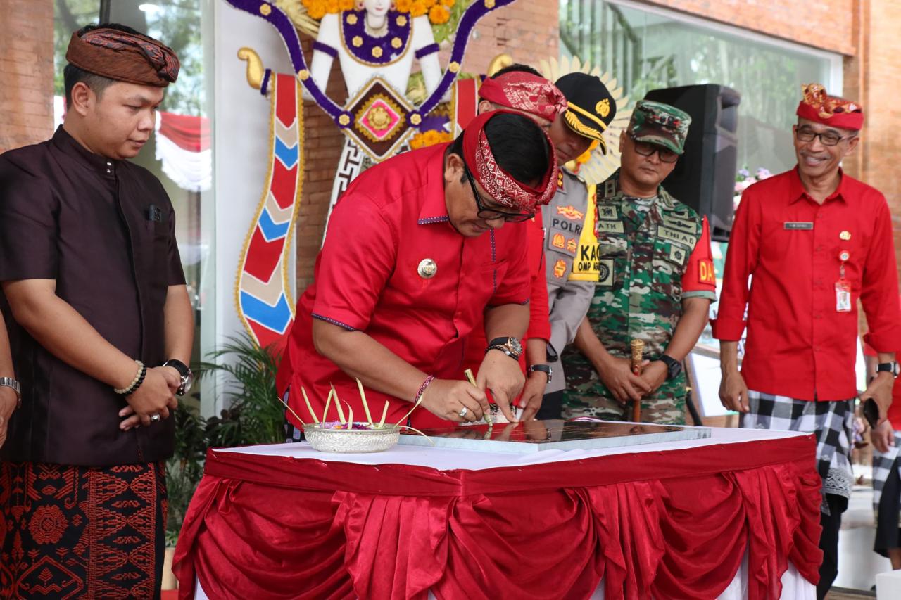 MPP: Bupati Sanjaya meresmikan Bangunan Mal Pelayanan Publik yang memiliki 17 gerai pelayanan, Jumat (29/11).