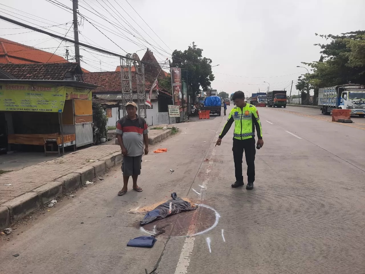 OLAH TKP : Anggota Unit Laka Satlantas Polres Gresik saat melakukan olah TKP di Jalan Raya Desa Duduksampeyan, Gresik, Selasa (26/11). (Yudhi Radar Gresik)