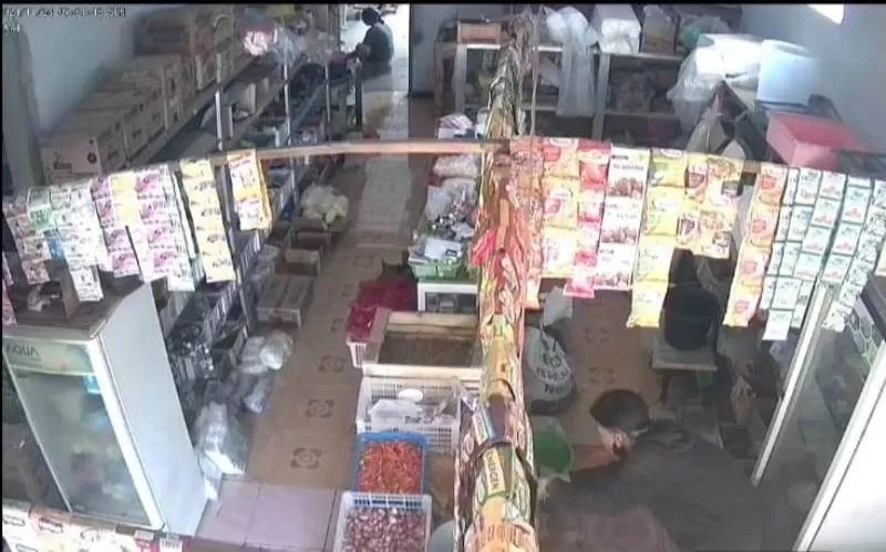 GASAK: Aksi pencuri gasak toko milik Mesiem, 52, warga Dusun Krajan, Desa Kedunggebang, Kecamatan Tegaldlimo terekam CCTV pada Minggu (24/11).