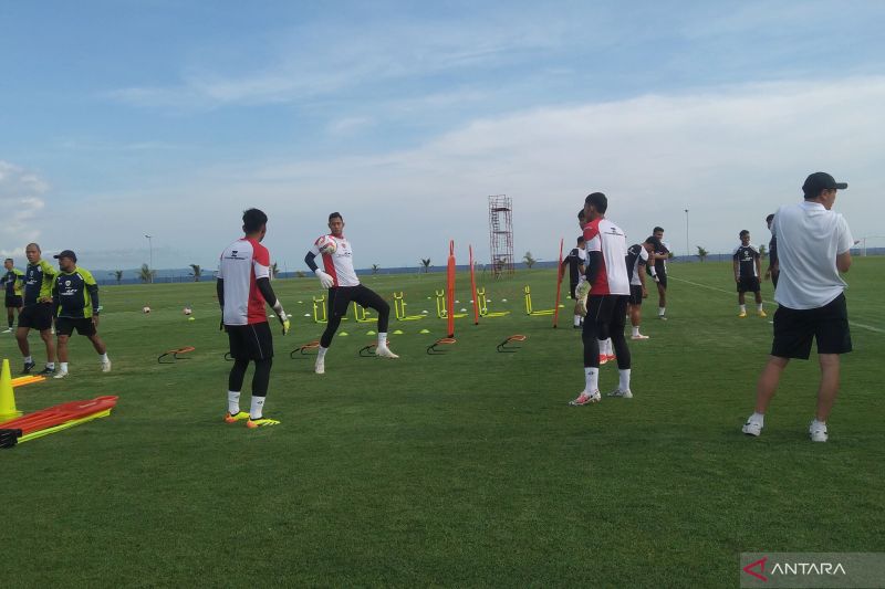 Pemain Timnas Indonesia mengikuti latihan fisik untuk persiapan Piala AFF 2024 di Lapangan Bali United Pantai Purnama, Kabupaten Gianyar, Bali, Jumat (29/11/2024).