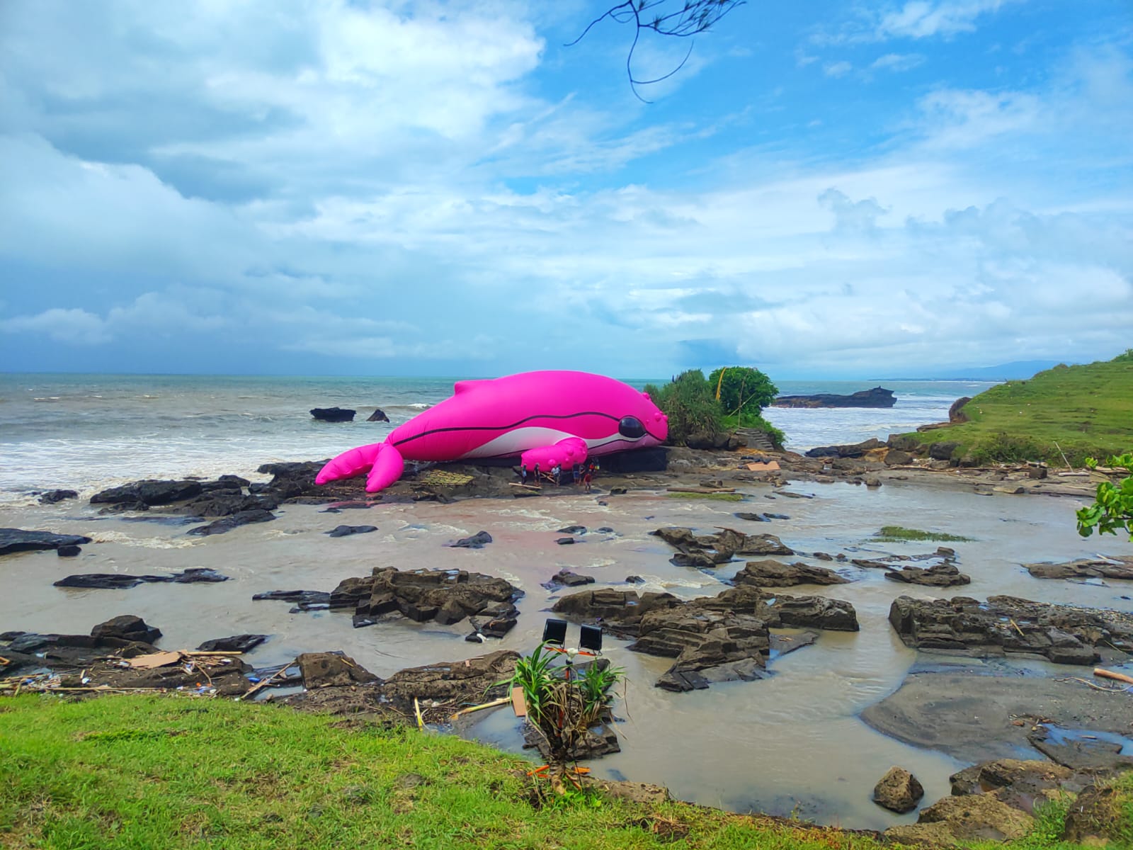 Instalasi seni kontemporer di DTW Tanah Lot, diharapkan bisa menjadi daya spot foto yang unik untuk wisatawan yang datang ke Tanah Lot.