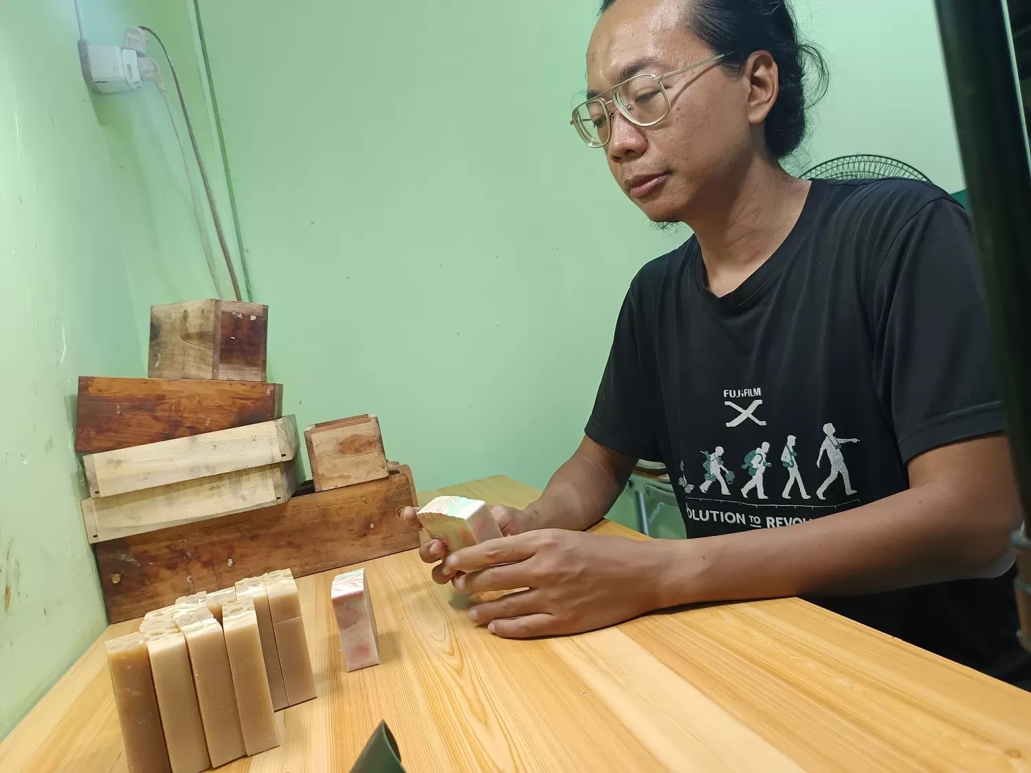 Alfian Bobby sedang membuat sabun herbal di tempat usahanya di Kartasura, Sukoharjo. (A Christian/Radar Solo)