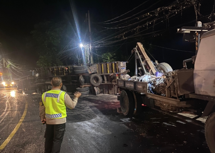 Proses evakuasi Buasan, korban laka lantas di sebelah barat Pos polisi Adipura Tabanan dari kabin kemudi yang menabrak rumah penduduk.