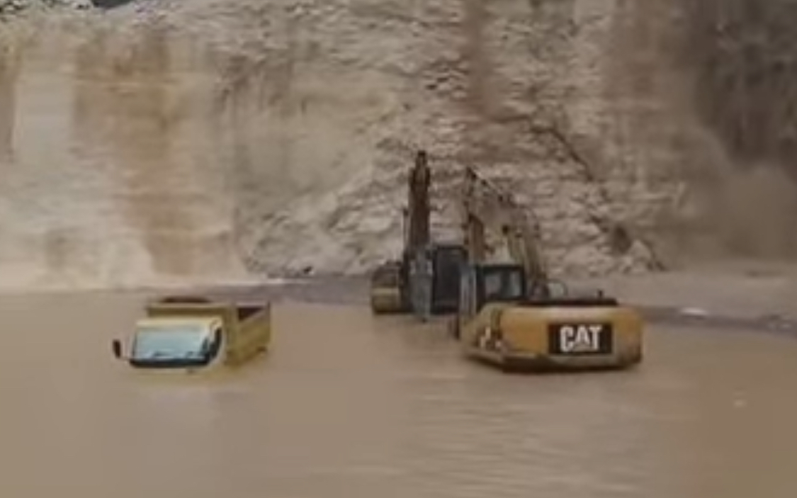 BANJIR: Kondisi banjir yang terjadi di dekat Kawasan Pantai Melasti, Desa Ungasan, Kuta Selatan, Minggu (1/12).