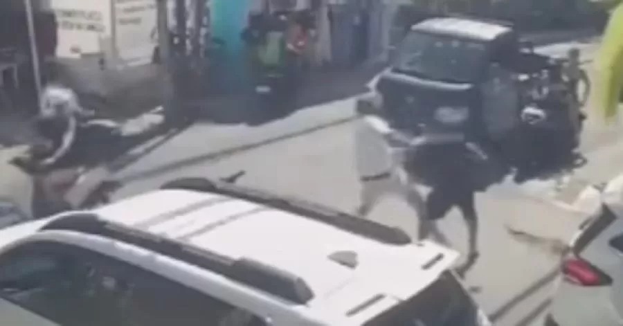 Aksi perkelahian di tengah jalan antara seorang WNA dan warga lokal di Canggu, Kabupaten Badung , Bali, Jumat (29/11/2024).