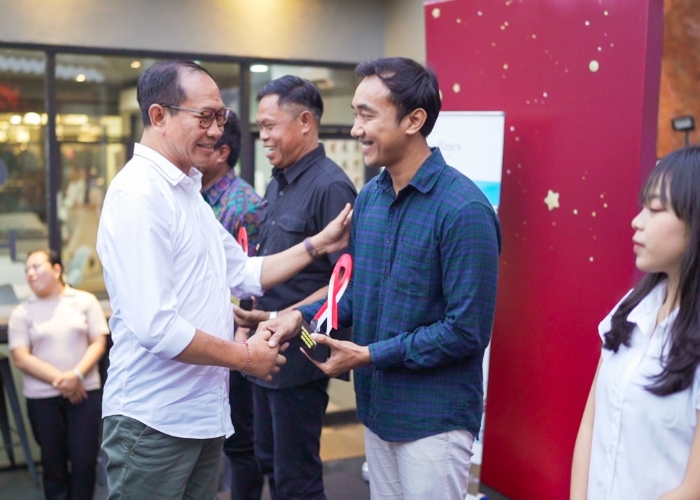 MEMPERINGATI: Wabup Badung I Ketut Suiasa menghadiri acara Peringatan Hari AIDS Sedunia di Kabupaten Badung, di Galeria Food Terrace, Mall Bali Galeria, Kuta, Minggu (1/12).