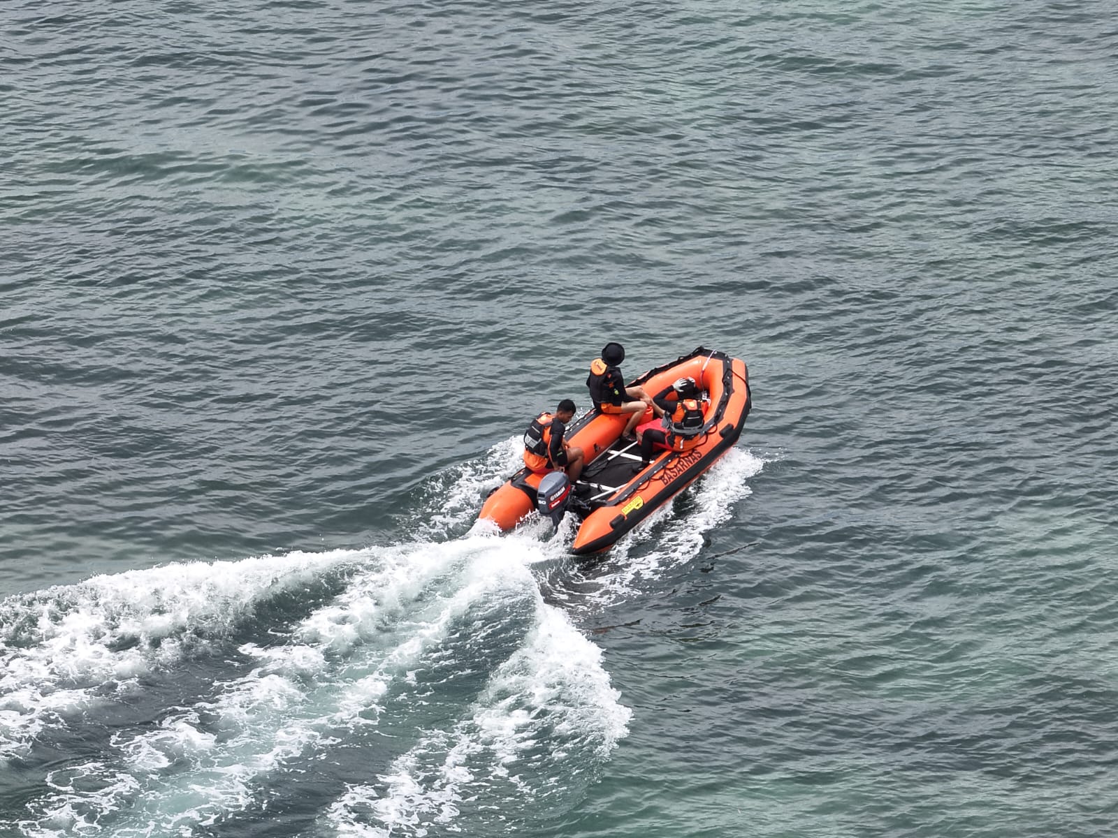 Petugas SAR mencari keberadaan pria Kupang yang hilang terseret arus di Perairan Pantai Mertasari, Sanur. (Bali Express/Istimewa)