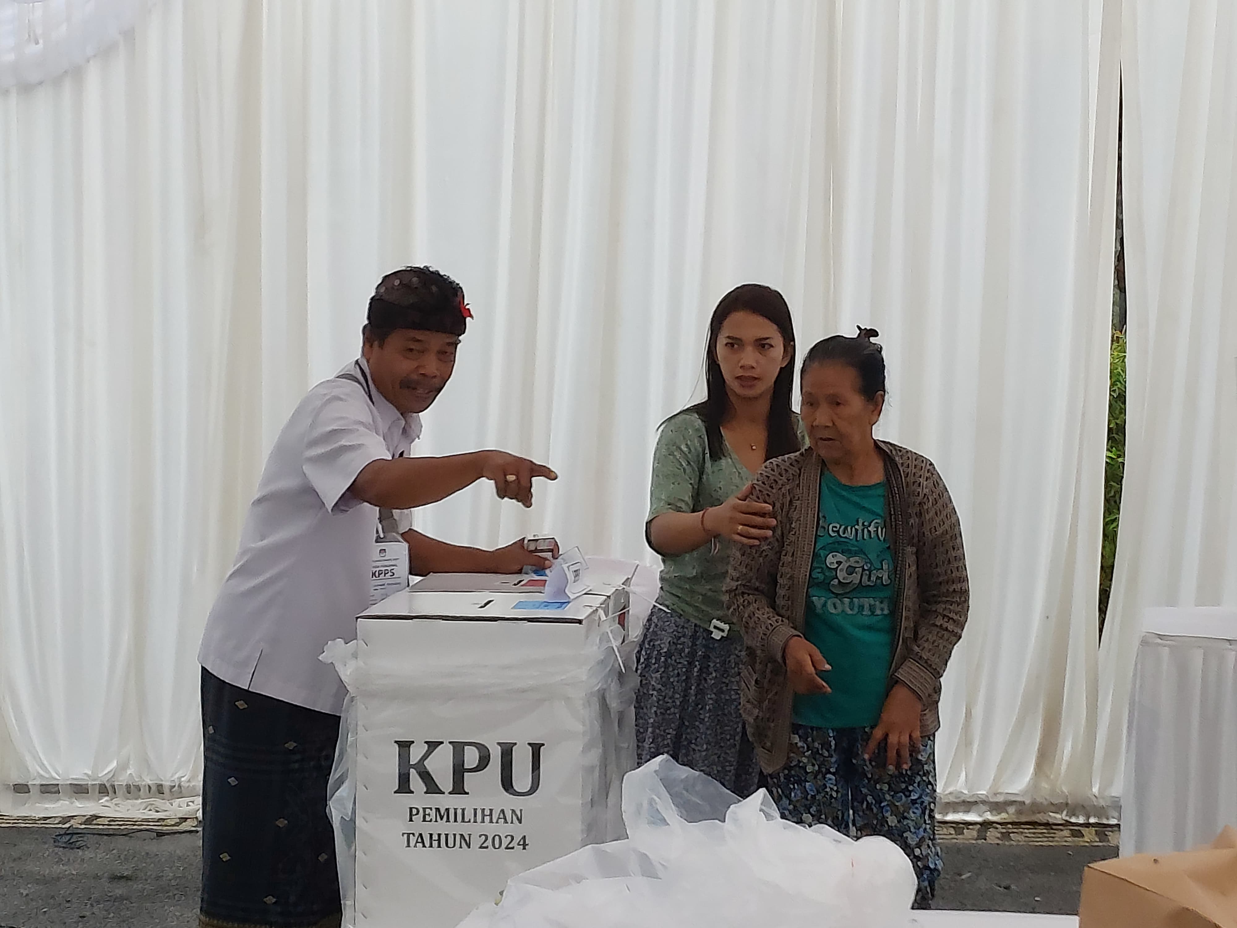 PSU: Proses PSU di TPS 005 Desa Sangkan Gunung, Sidemen, Karangasem, Minggu (1/12). Jumlah pemilih berkurang dibanding sebelumnya.