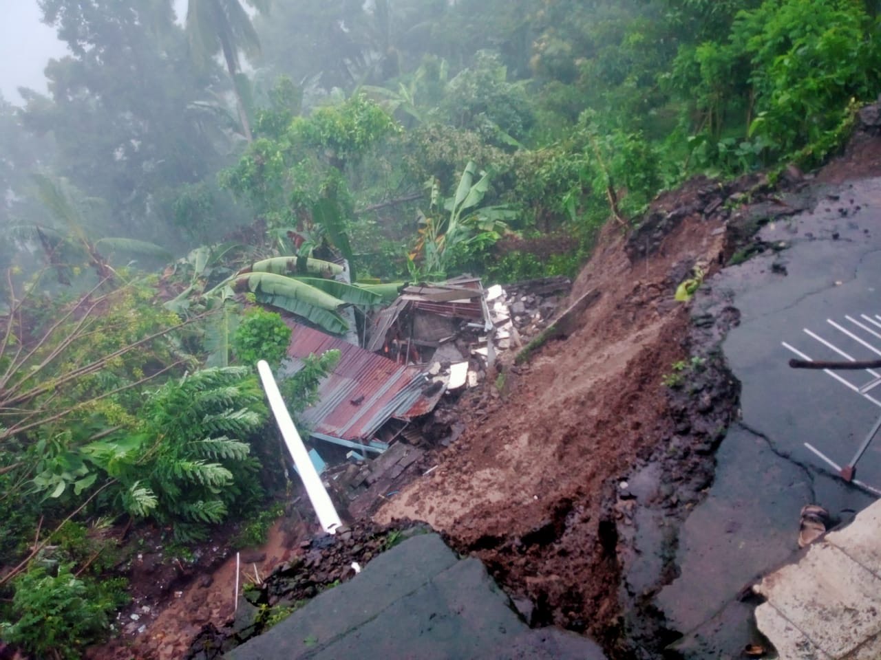 Longsor di Banjar Kedisan, Desa Yehembang Kauh, Kecamatan Mendoyo, Jembrana, Bali