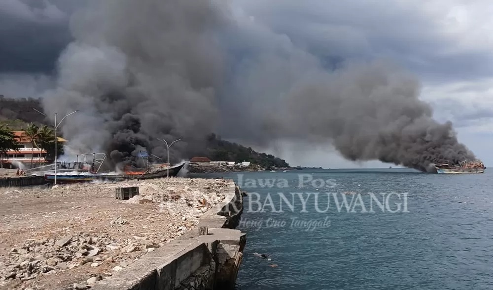 TERBAKAR: Dua kapal nelayan terbakar di pantai dekat Hotel Baru 2 Beach Ketapang Banyuwangi.