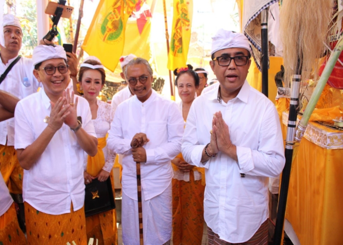 NGENTEG LINGGIH :Walikota Denpasar I Gusti Ngurah Jaya Negara menghadiri Karya Ngenteg Linggih, Mapadudusan Alit, Nubung Pedagingan, Caru Rsi Ghana Lan Panca Kelud Griya Budha Purnawati Banjar Gemeh.
