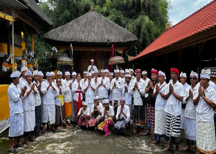 NGATURANG: Cagub Bali nomor 2, Wayan Koster (Paket Koster-Giri Prasta) melakukan kegiatan mebakti di 58 pura se-Bali